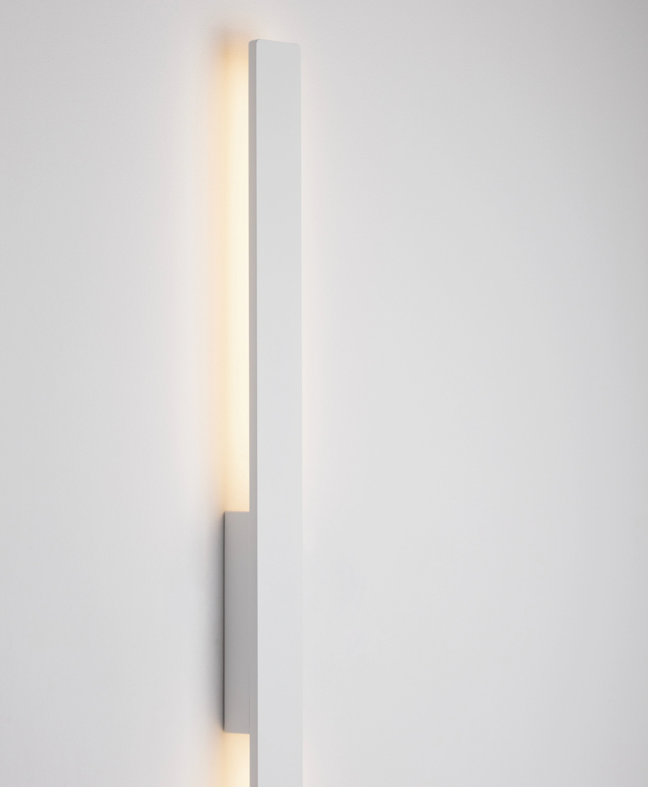 Nets White Vertical Decorative Exterior Wall Light - ID 14778