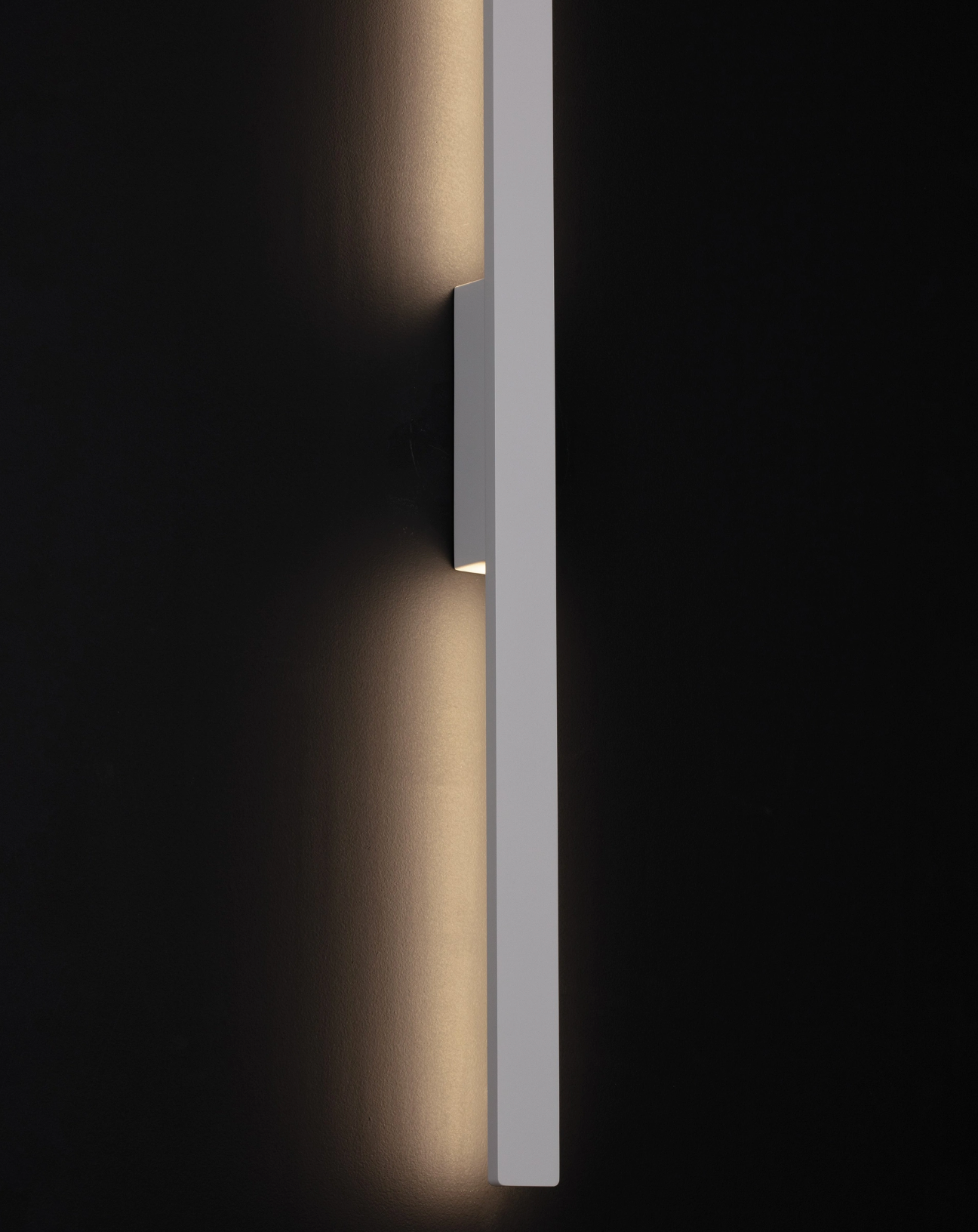 Nets White Vertical Decorative Exterior Wall Light - ID 14778