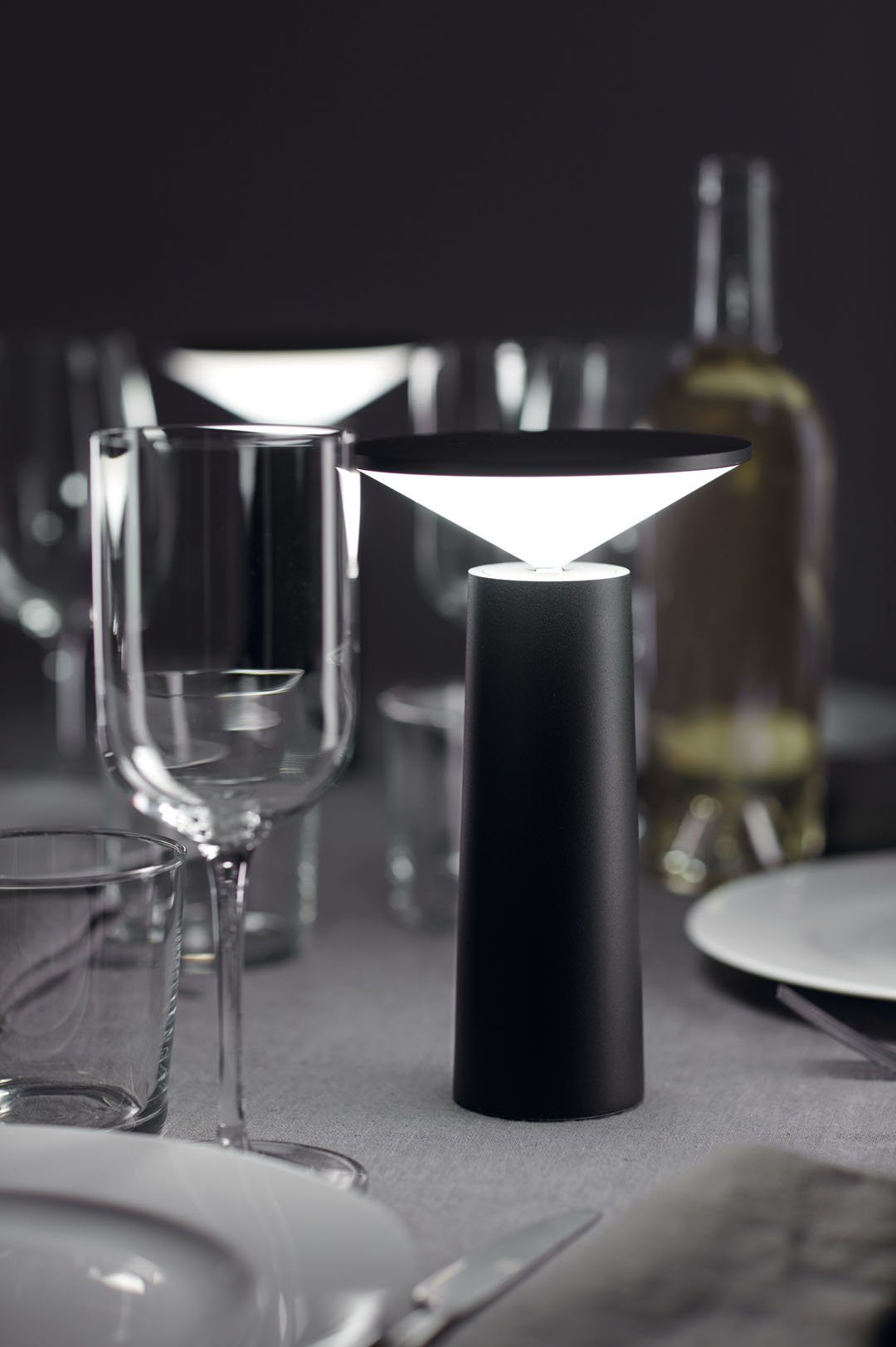 Halley Pivoting Rechargeable Table Lamp In Black - ID 9152